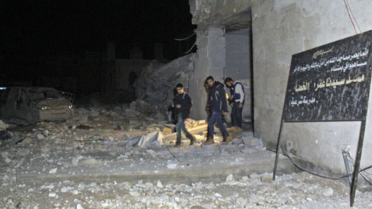 Suriye\'de Camiye Hava Saldırısı: \'En Az 35 Ölü\'
