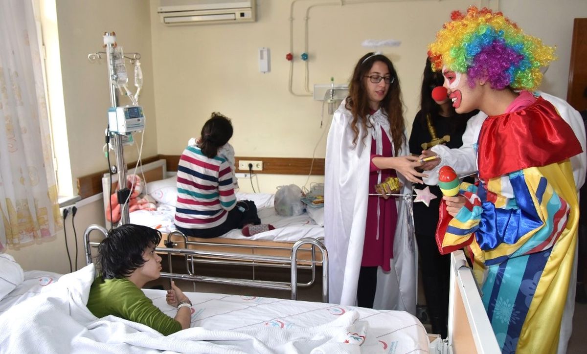 Alanya Belediyesi ve Alkü\'den Minik Hastalara Anlamlı Ziyaret