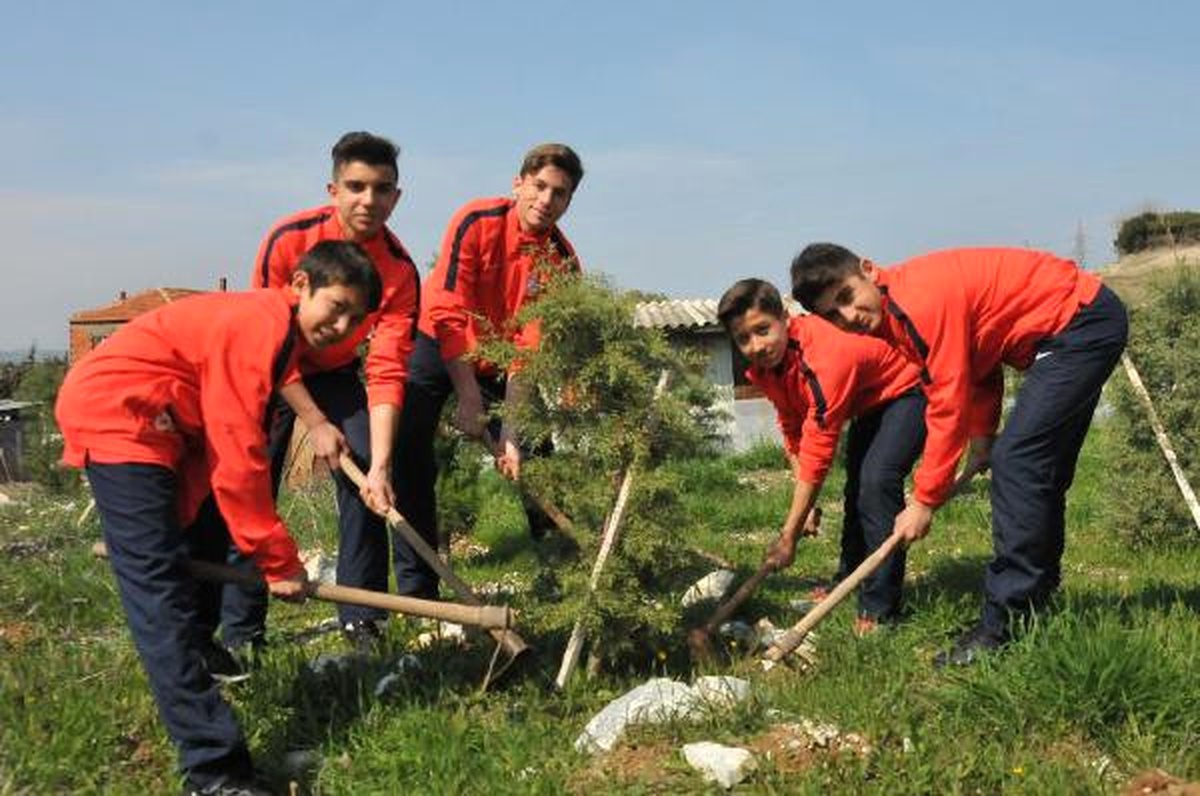 Altınordu Ormanı\'na Futbolculardan Bakım Yaptı