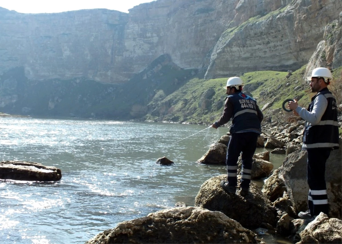 Arazi Geçit Vermeyince 600 Metrelik Hattı 7 Saatte Döşeyebildiler