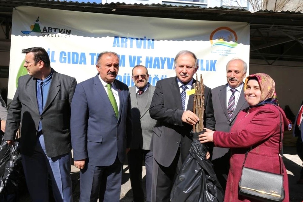 Artvin\'de Vatandaşlara 12 Bin Adet Ağaç Fidanı Dağıtıldı