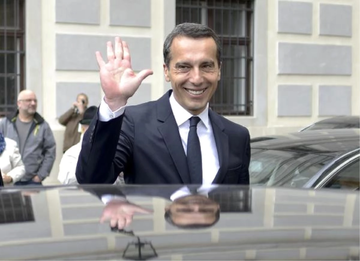 Avusturya Başbakanı\'nın Arabasını Çektiler