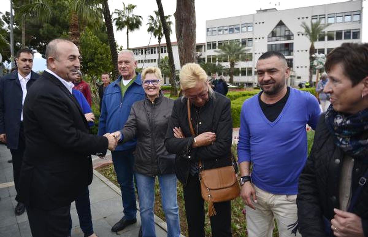 Bakan Çavuşoğlu Alanya\'daki Hollandalılarla Buluştu