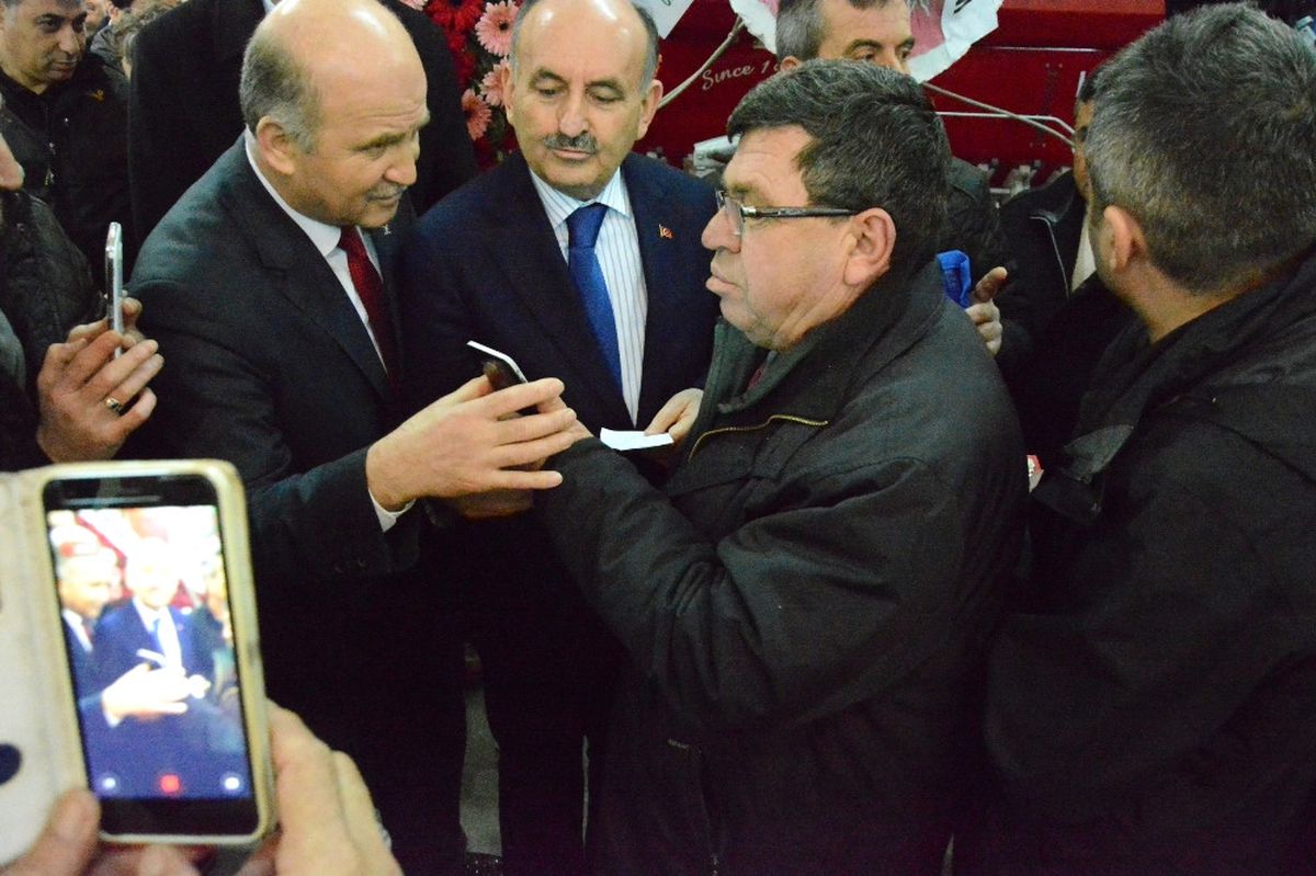 Bakan Müezzinoğlu Sigara Paketine El Koydu