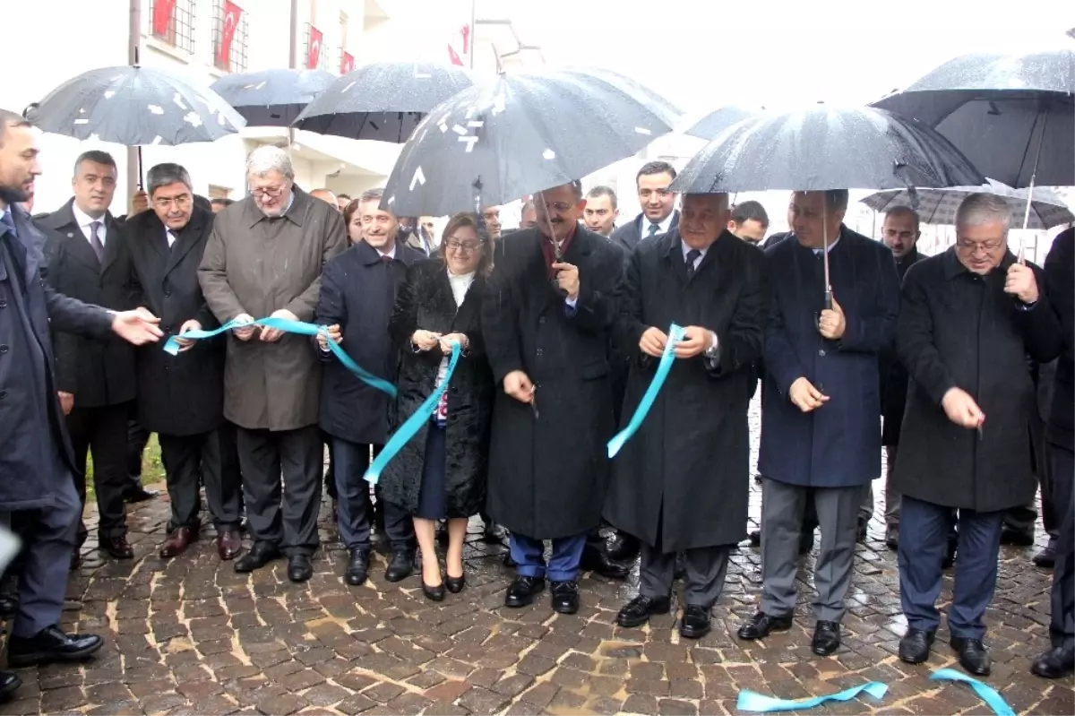 Bakan Özhaseki, Gaziantep\'te Yazıcık Konutlarının Açılışını Yaptı