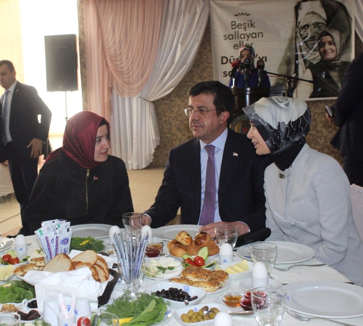 Bakan Zeybekci ve Kaya, Denizli\'de Kadın Stk\'lar ile Buluştu