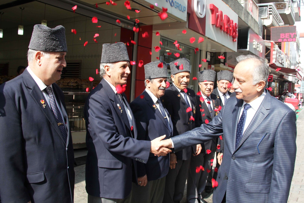 Başkan Karabağ, gaziler derneğini ziyaret etti