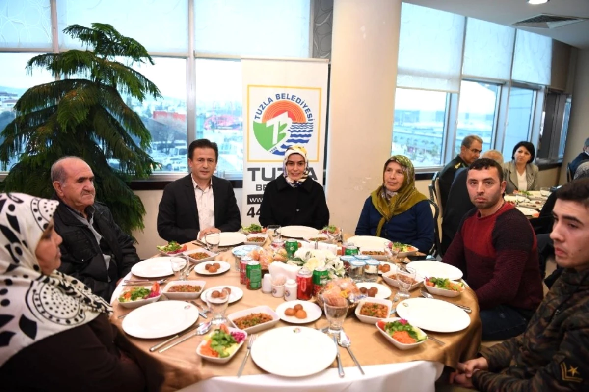 Tuzla Kaymakamlığı ve Belediyesinden Şehit ve Gaziler Onuruna Yemek