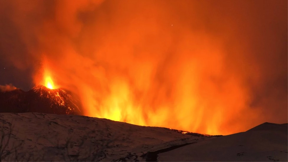 Bbc Ekibi Etna Yanardağı\'nda Patlamaya Yakalandı: 10 Yaralı