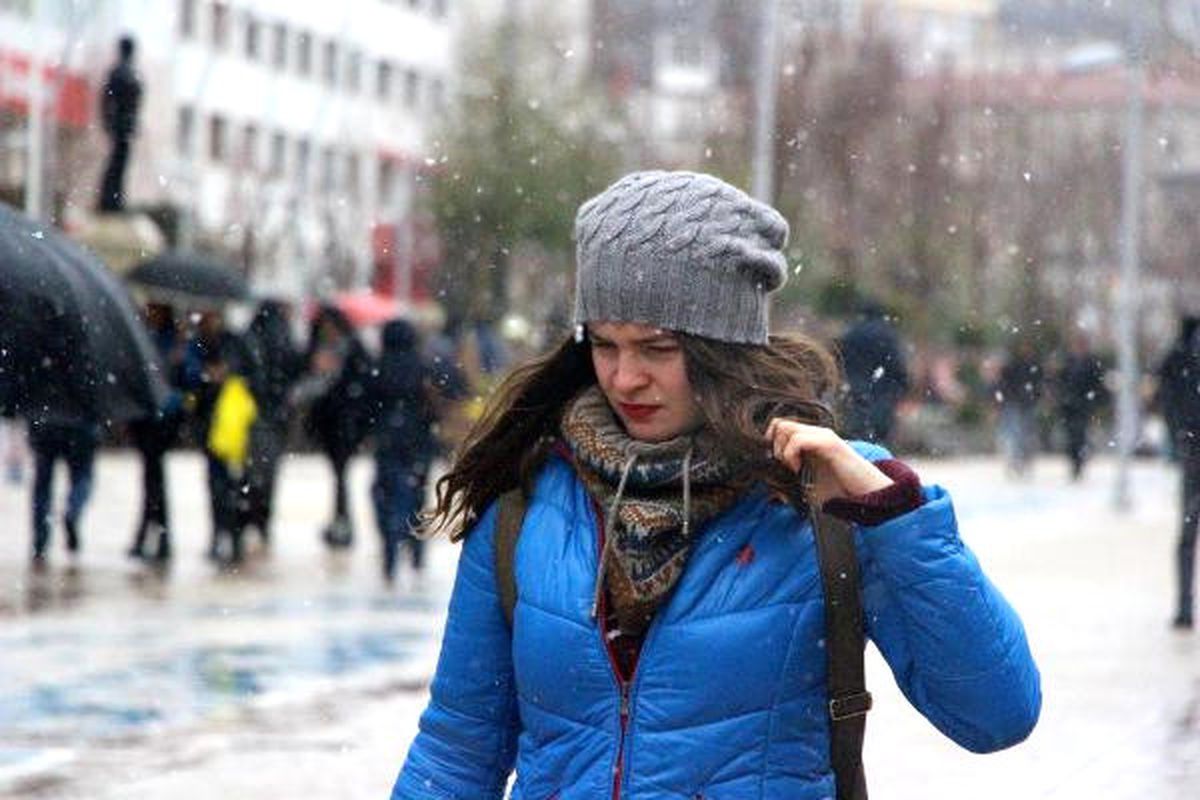 Bolu Dağı\'nda Kar Ulaşımı Yavaşlattı (2)