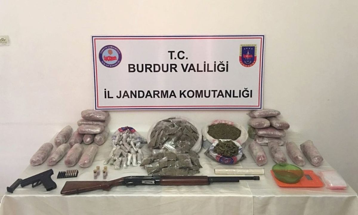 Burdur\'da 14 Kilo 180 Gram Esrar Gele Geçirildi
