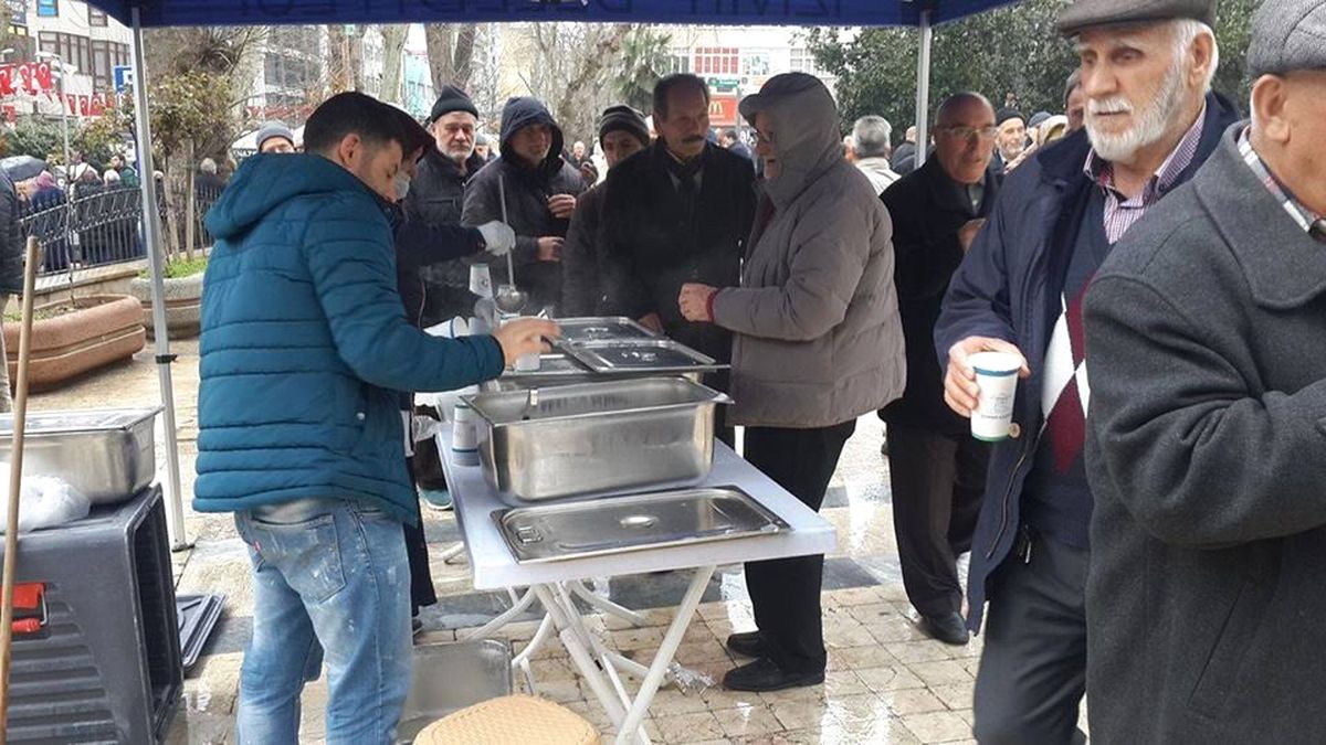 Cami Önlerinde Buğday Aşı Çorbası Dağıtıldı