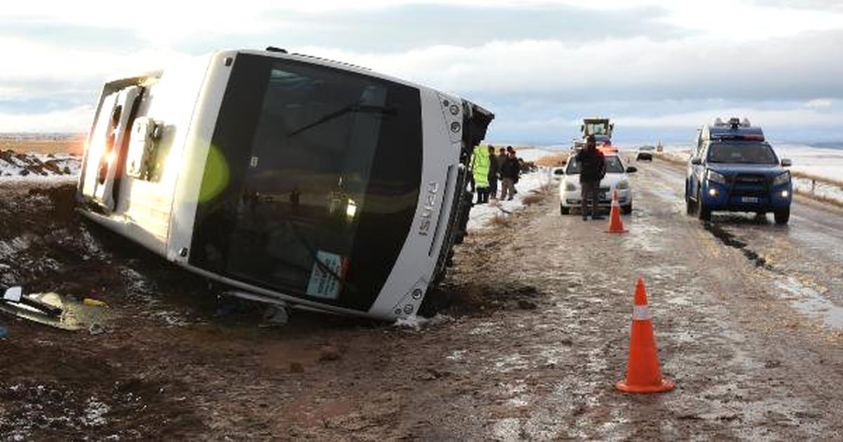 Cenazeden Dönenleri Taşıyan Midibüs Devrildi: 2 Ölü, 5 Yaralı