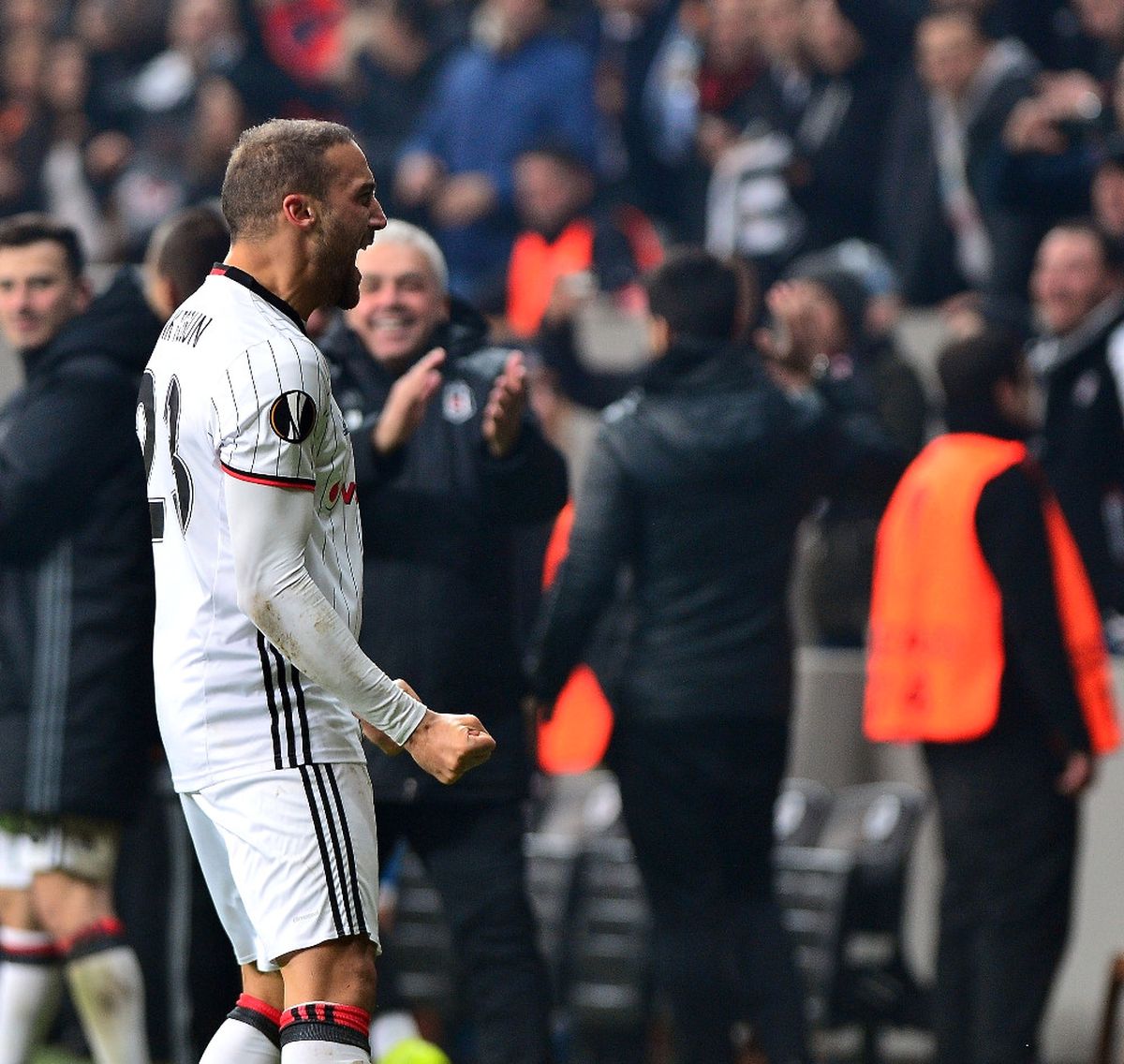 Cenk Attı, Vodafone Arena\'da Sirtaki Çaldı