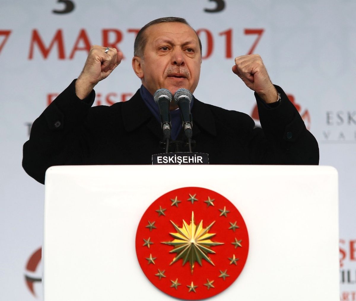 Cumhurbaşkanı Erdoğan, Kılıçdaroğlu\'nun Radyo Programındaki Konuşmasını Meydandaki Kalabalığa...