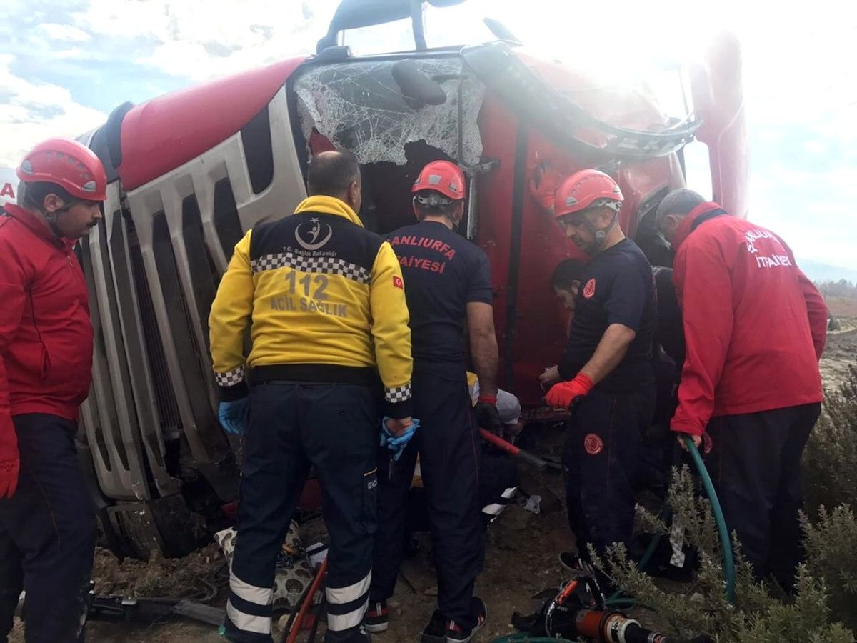 Devrilen Mikserin Kabininde Sıkışan Sürücü Bir Saatte Çıkarıldı