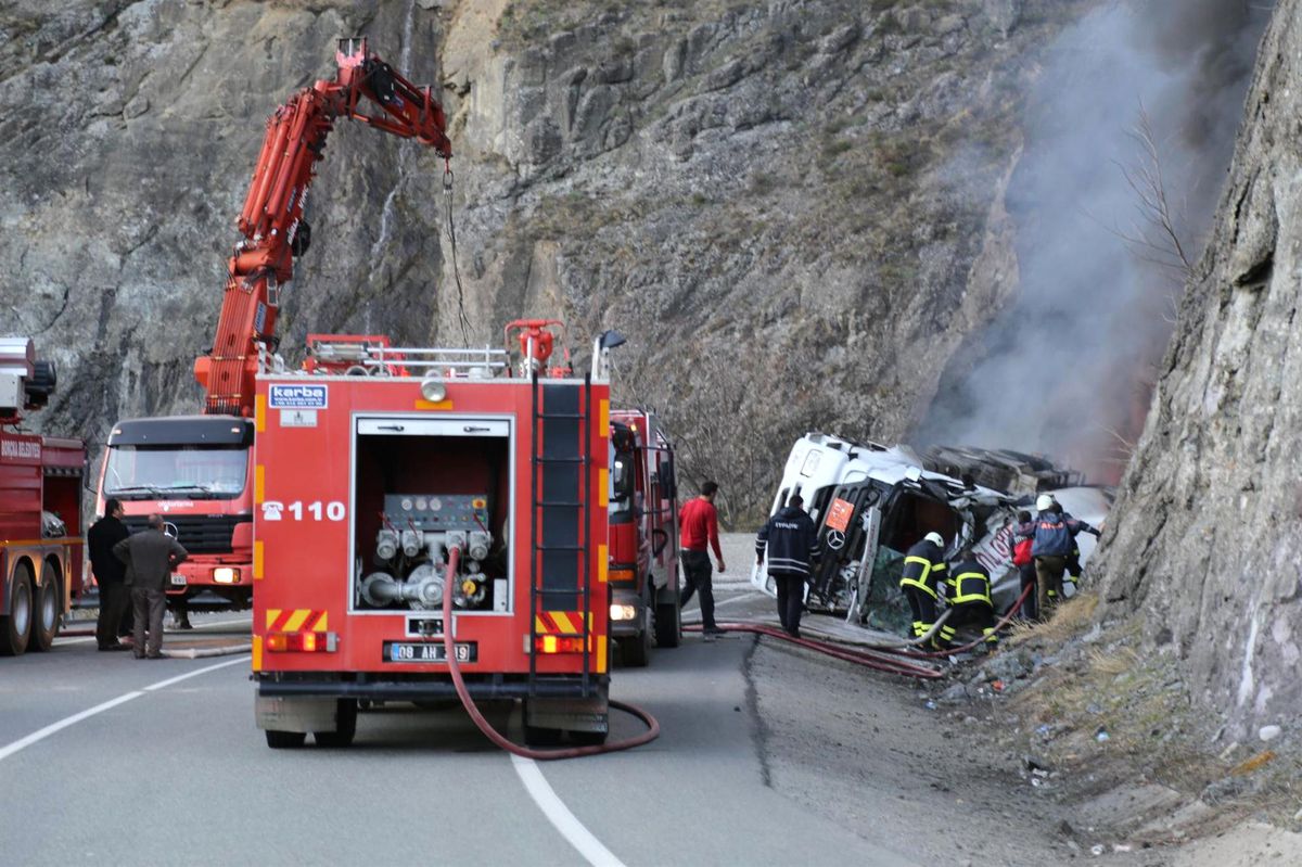 Devrilen Tankerde Sıkışan Sürücüyü İtfaiye Ekipleri Kurtardı