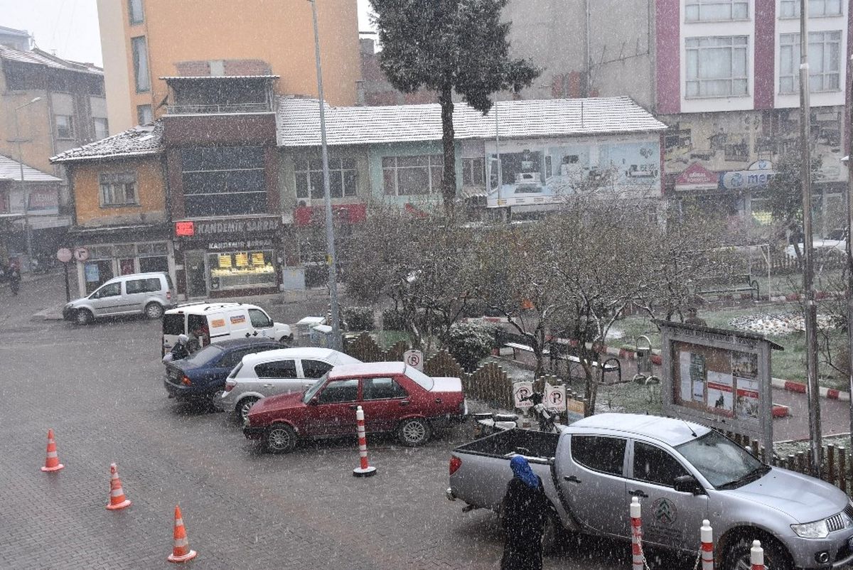 Dursunbey\'de Kar Yağışı Etkili Oluyor