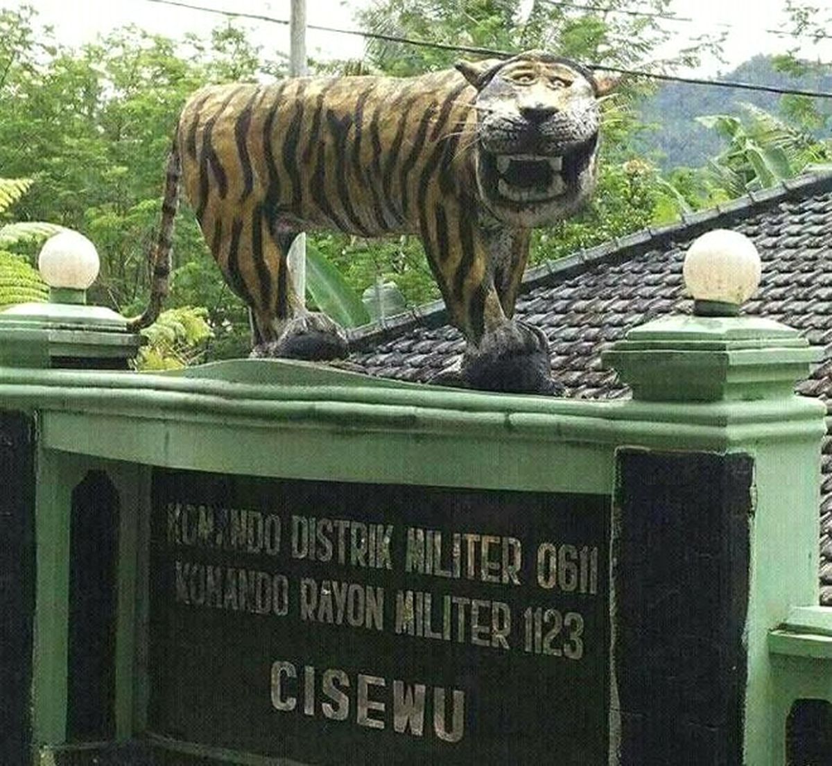 Endonezya Ordusu Alay Konusu Olan Kaplan Heykelini Yok Etti