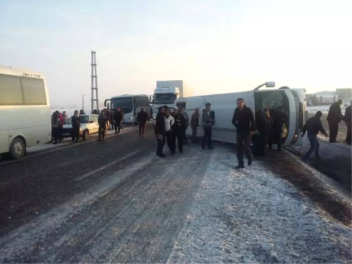 Hastane Servisi Devrildi: 12 Yaralı