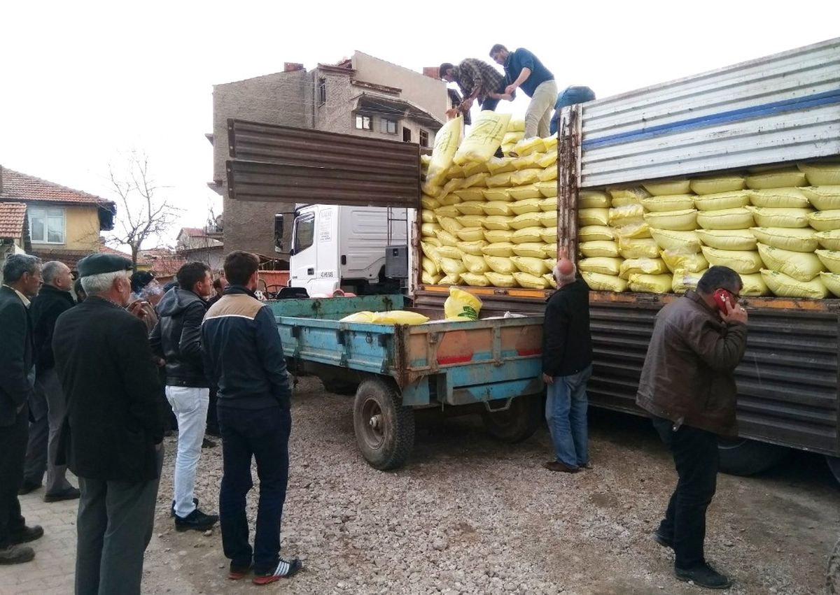Hisarcık\'ta Çiftçiler Yeni Ürün Gübreyi Kapıştı