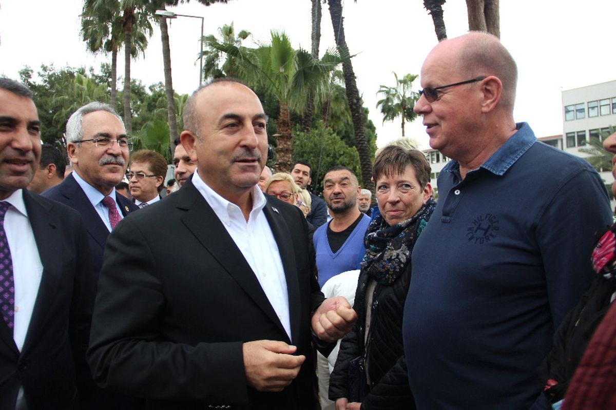 Hollandalılardan Bakan Çavuşoğlu\'na Destek