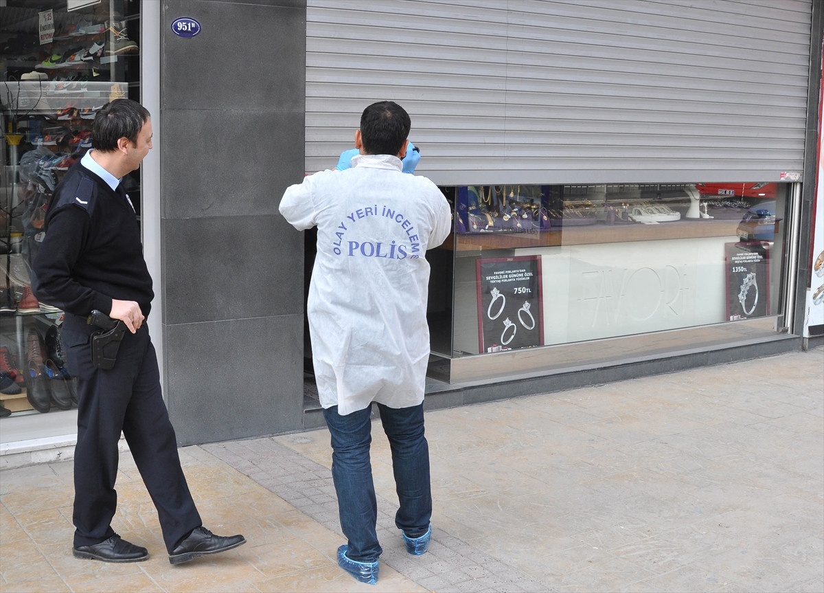 İzmir\'de Kuyumcu Dükkanından Silahlı Soygun
