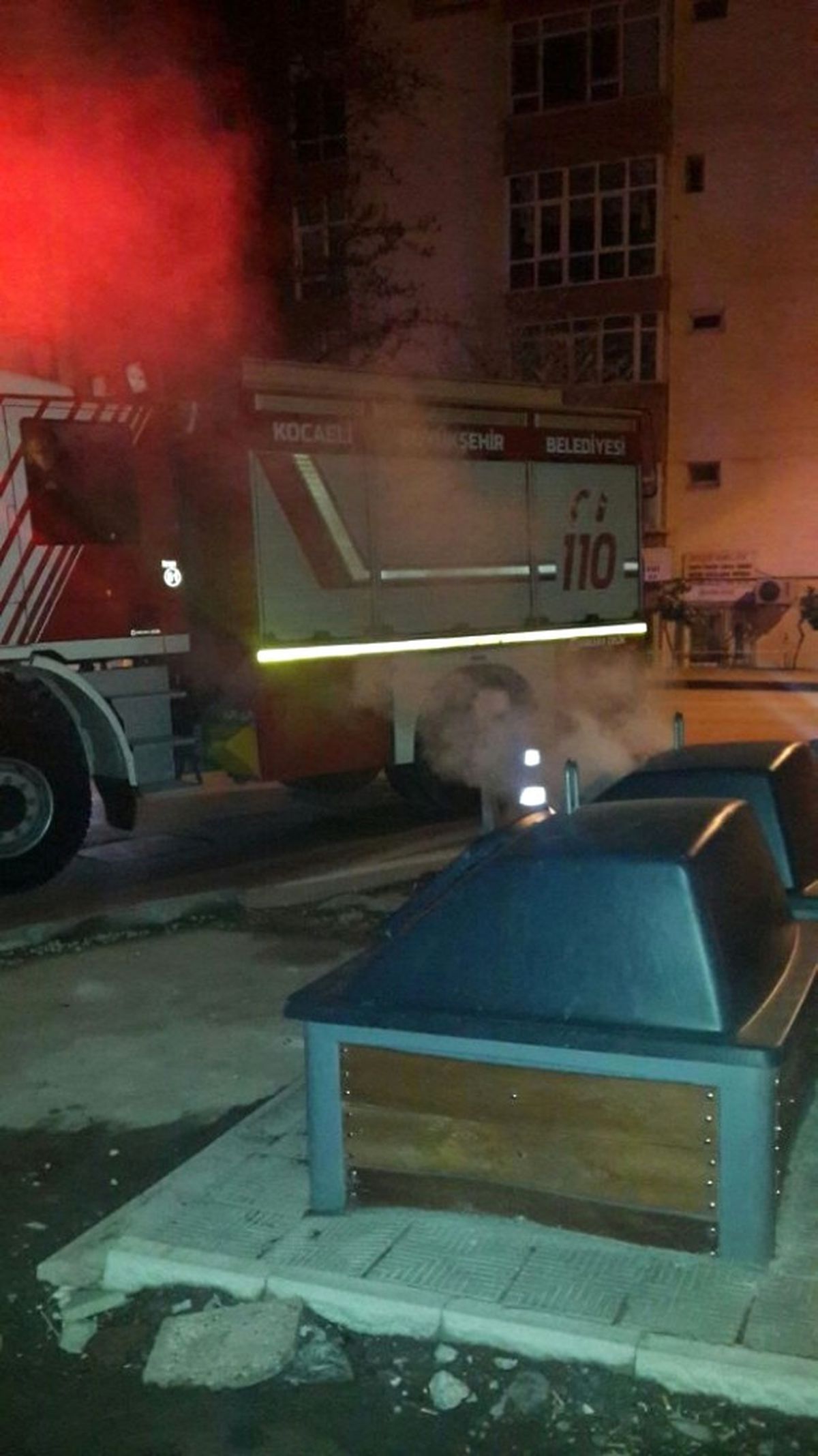 İzmit\'te Çöp Konteynırlarına Zarar Veriliyor