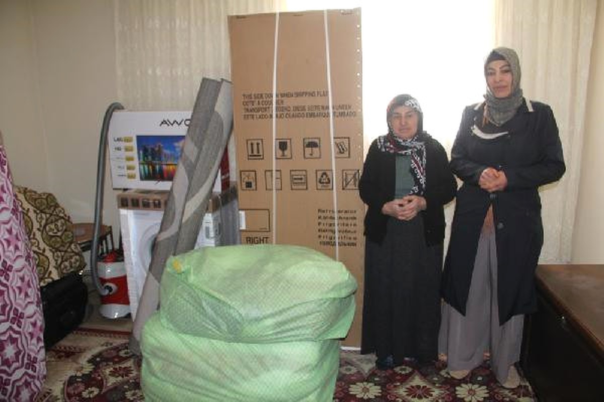Kaymakam Öztürk\'ten Genç Kıza Çeyiz Yardımı