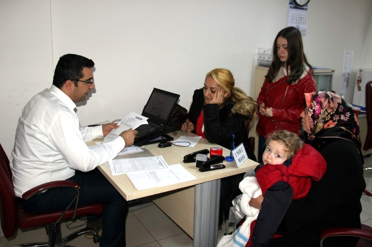 Kayseri\'de Büyükanneler Maaş İçin Müracaatlara Başladı