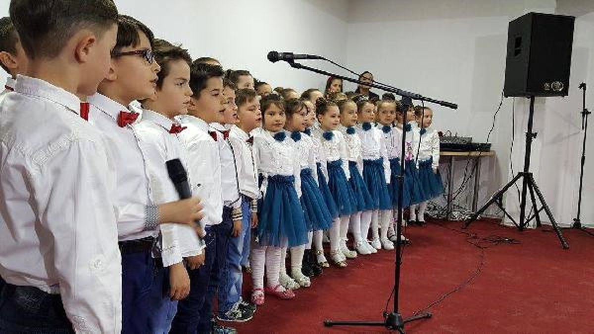 Kosovalı Çocuğun Çanakkale Şiiri Salondakileri Duygulandırdı