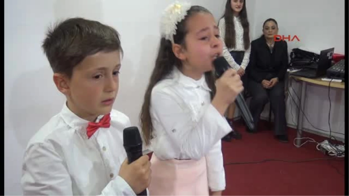 Kosovalı Çocuğun Çanakkale Şiiri Salondakileri Duygulandırdı
