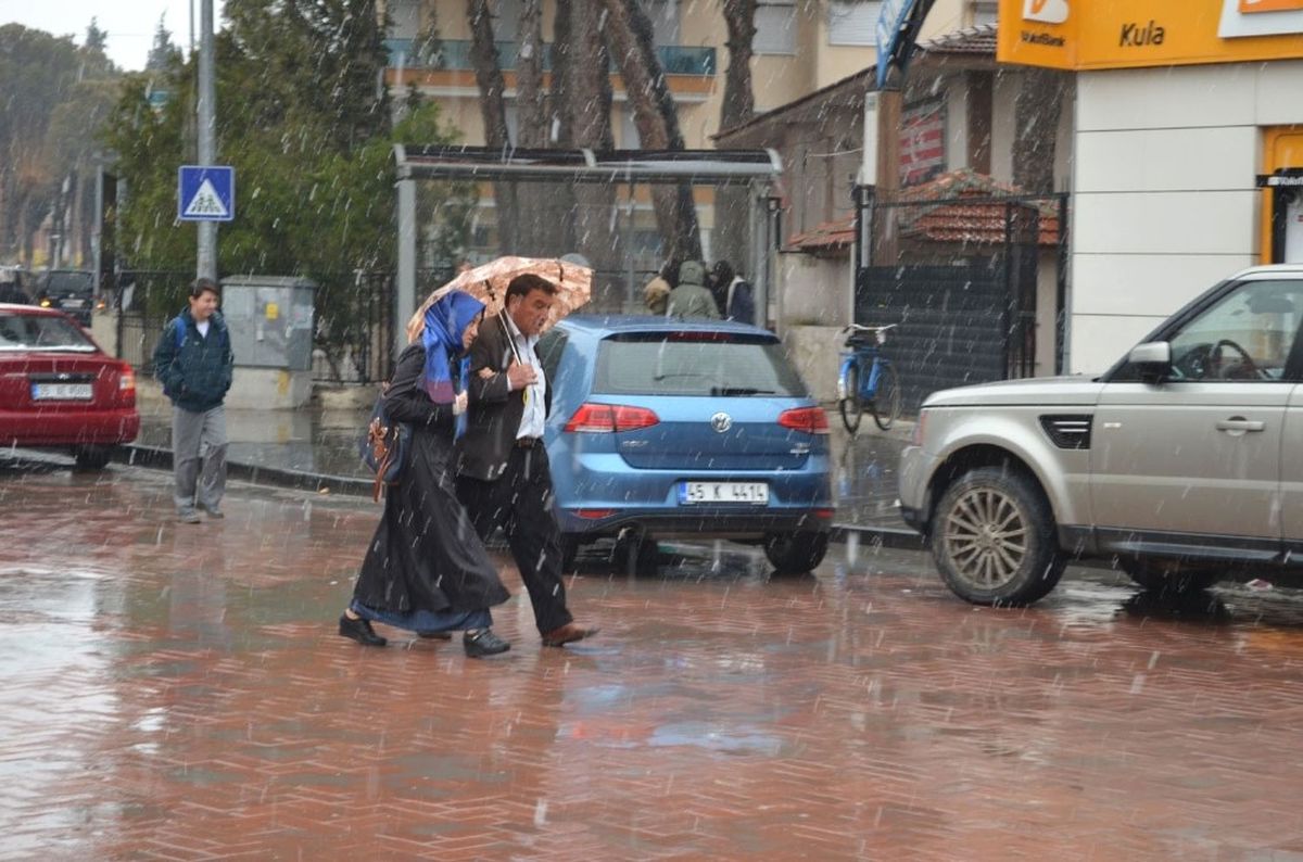 Kula\'da Kar Yağışı Başladı
