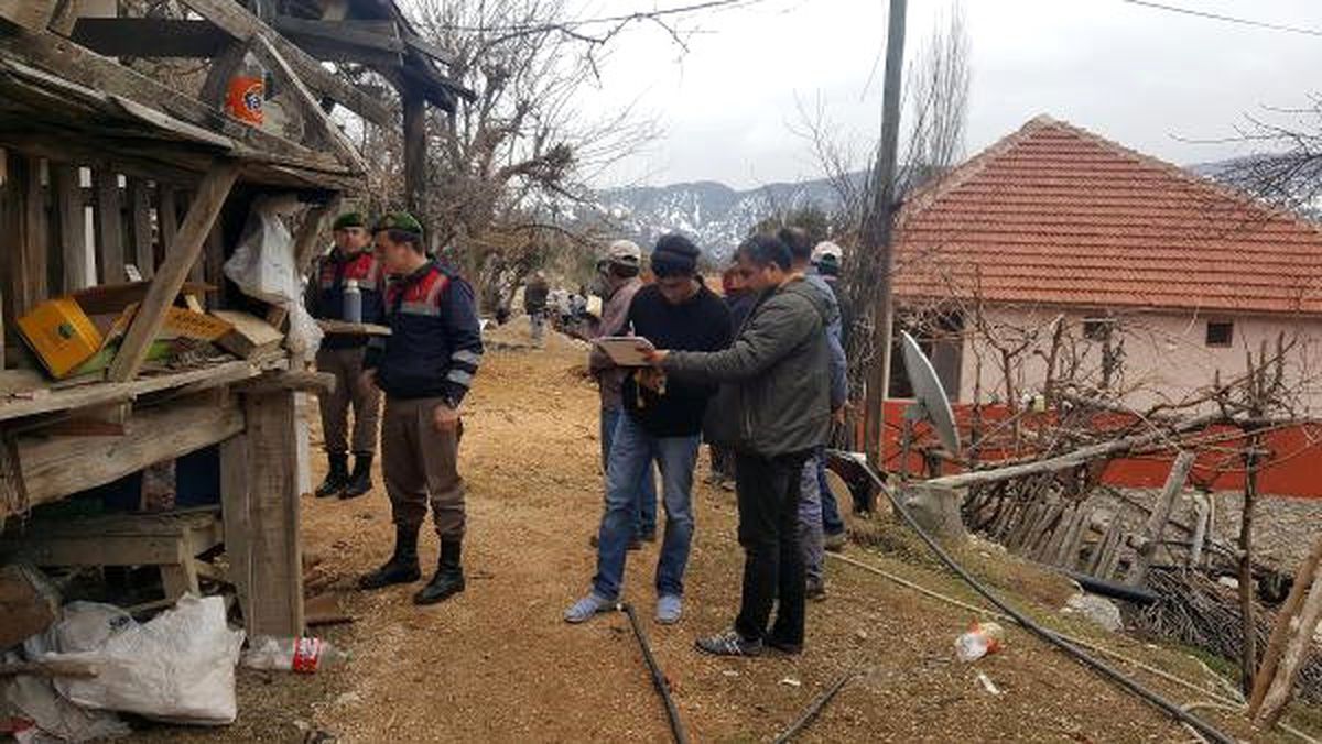 Kumluca\'da 8 Ev Heyelandan Yıkıldı