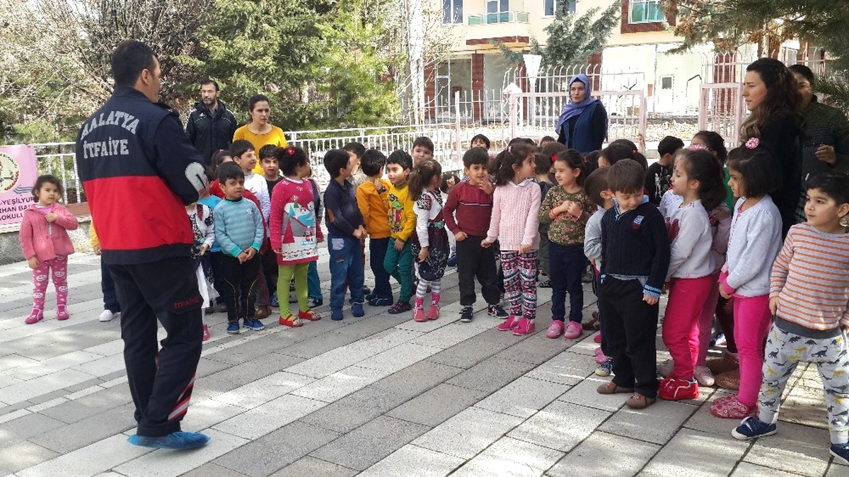 Minik Öğrenciler Yangın ve Deprem Tatbikatı Yaptı