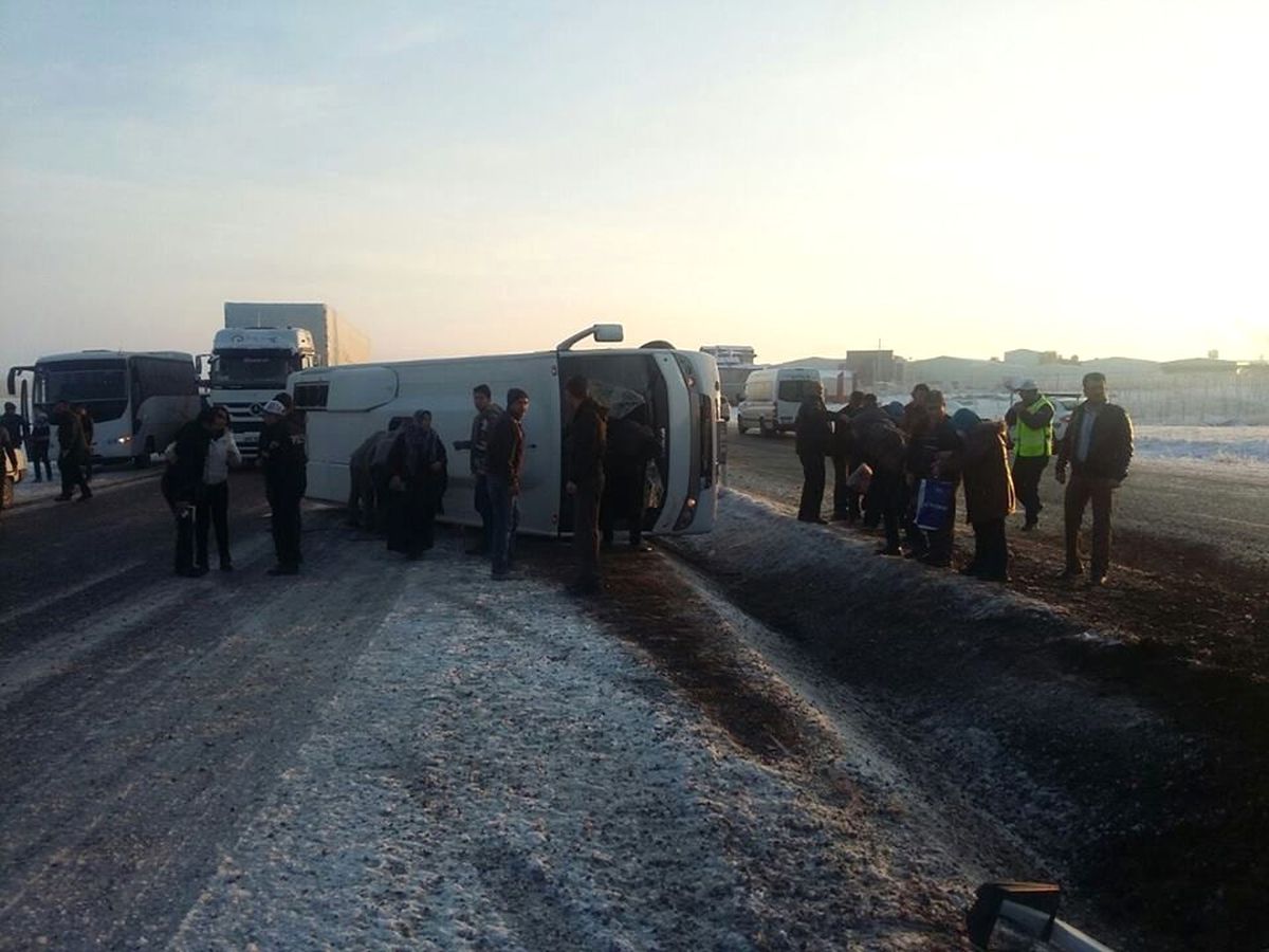 Niğde\'de Otobüs Devrildi: 12 Yaralı