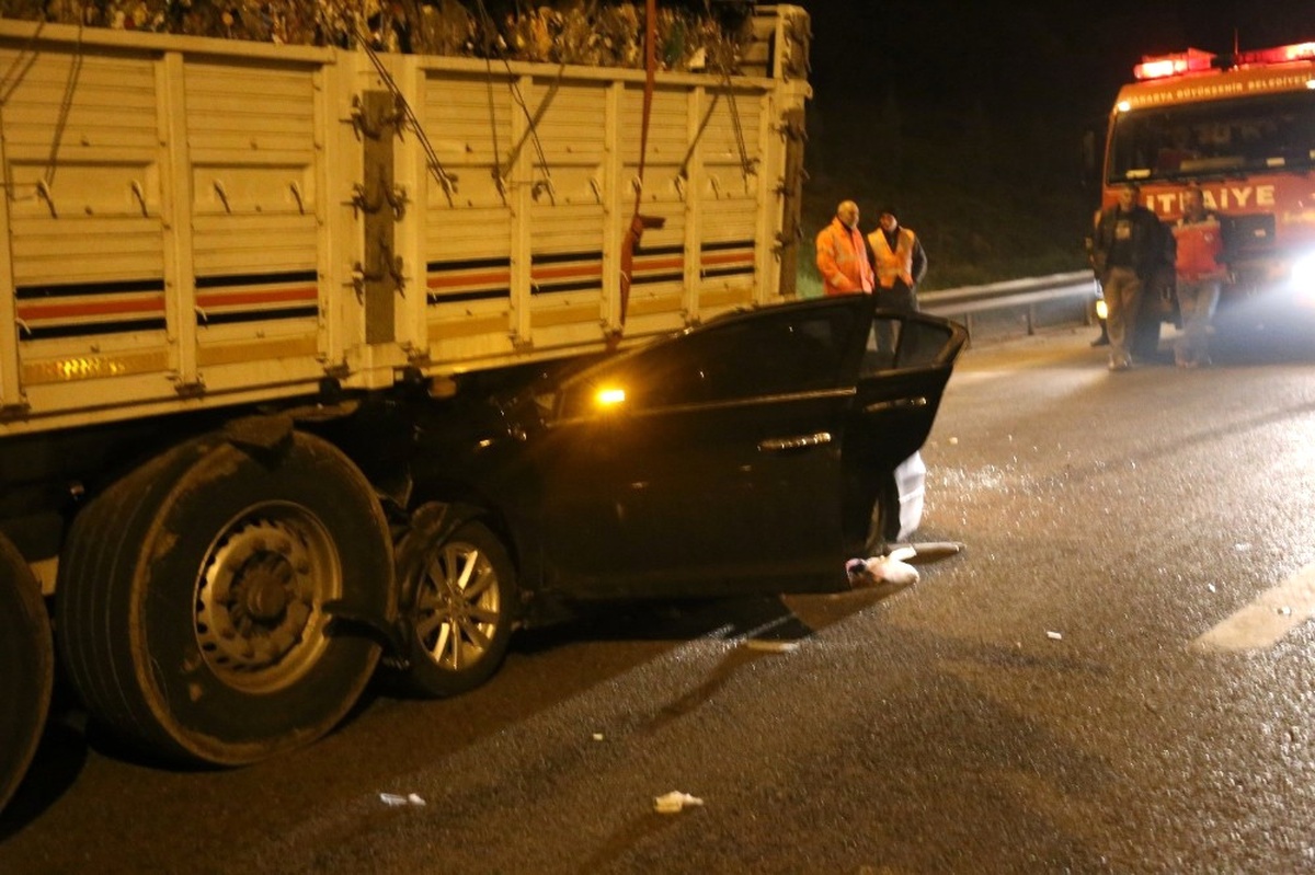 Sakarya\'da Otomobil Tırın Altına Girdi: 1 Ölü, 6 Yaralı