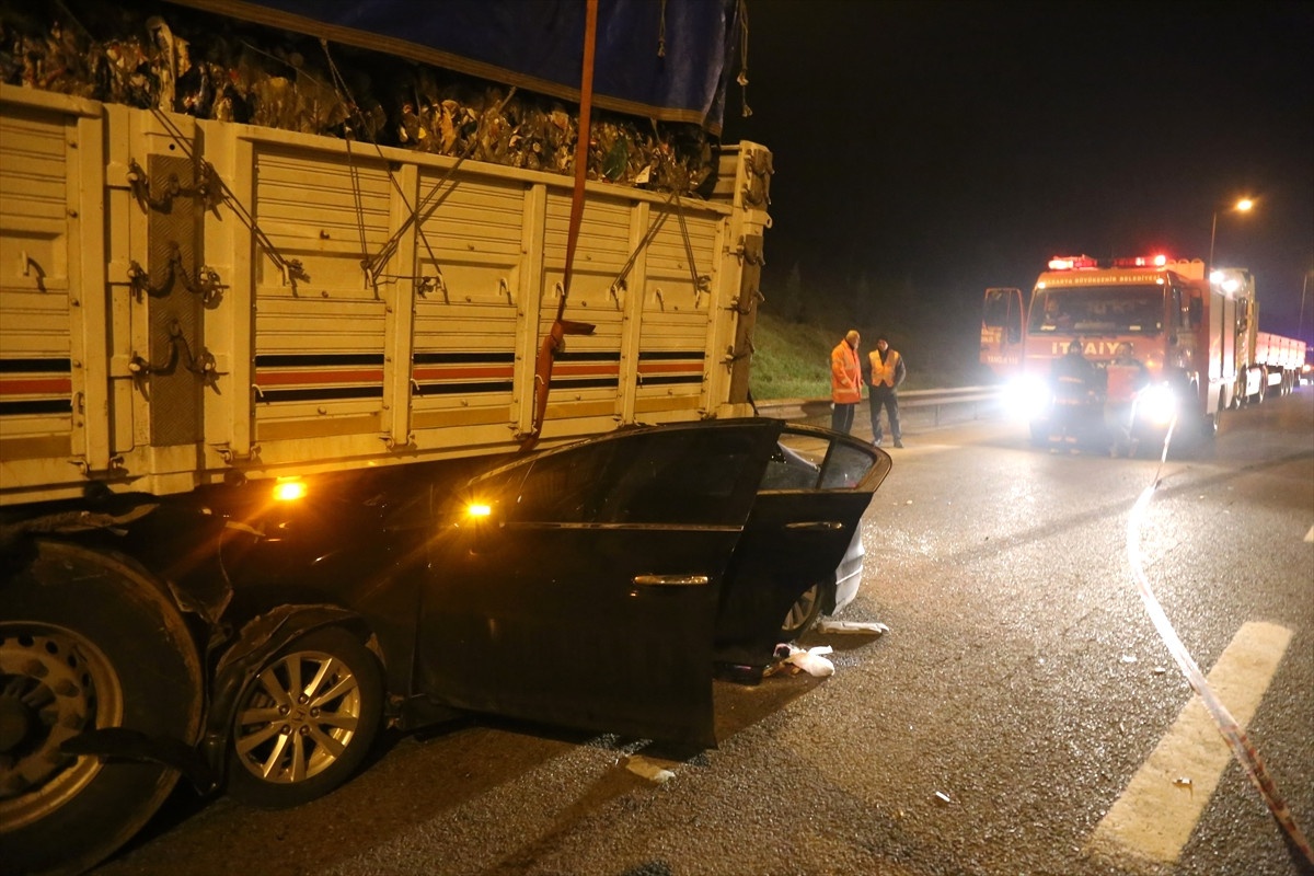 Sakarya\'da Tıra Çarpan Otomobil Dorsenin Altında Sıkıştı
