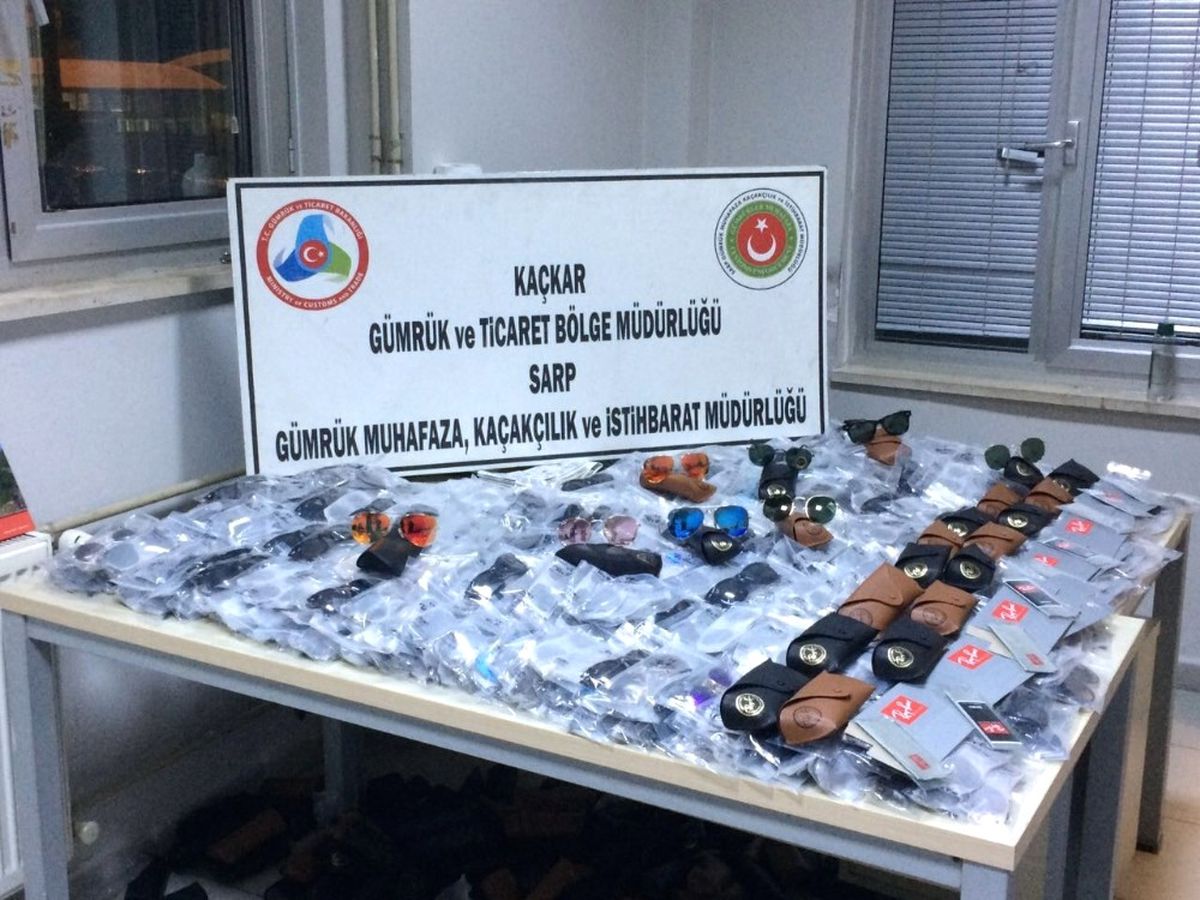 Sarp\'ta 176 Bin Liralık Gümrük Kaçağı Güneş Gözlüğü Ele Geçirildi
