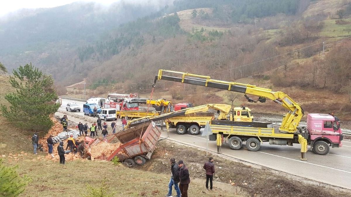 Sinop\'ta Tuğla Yüklü Kamyon Devrildi: 1 Ölü