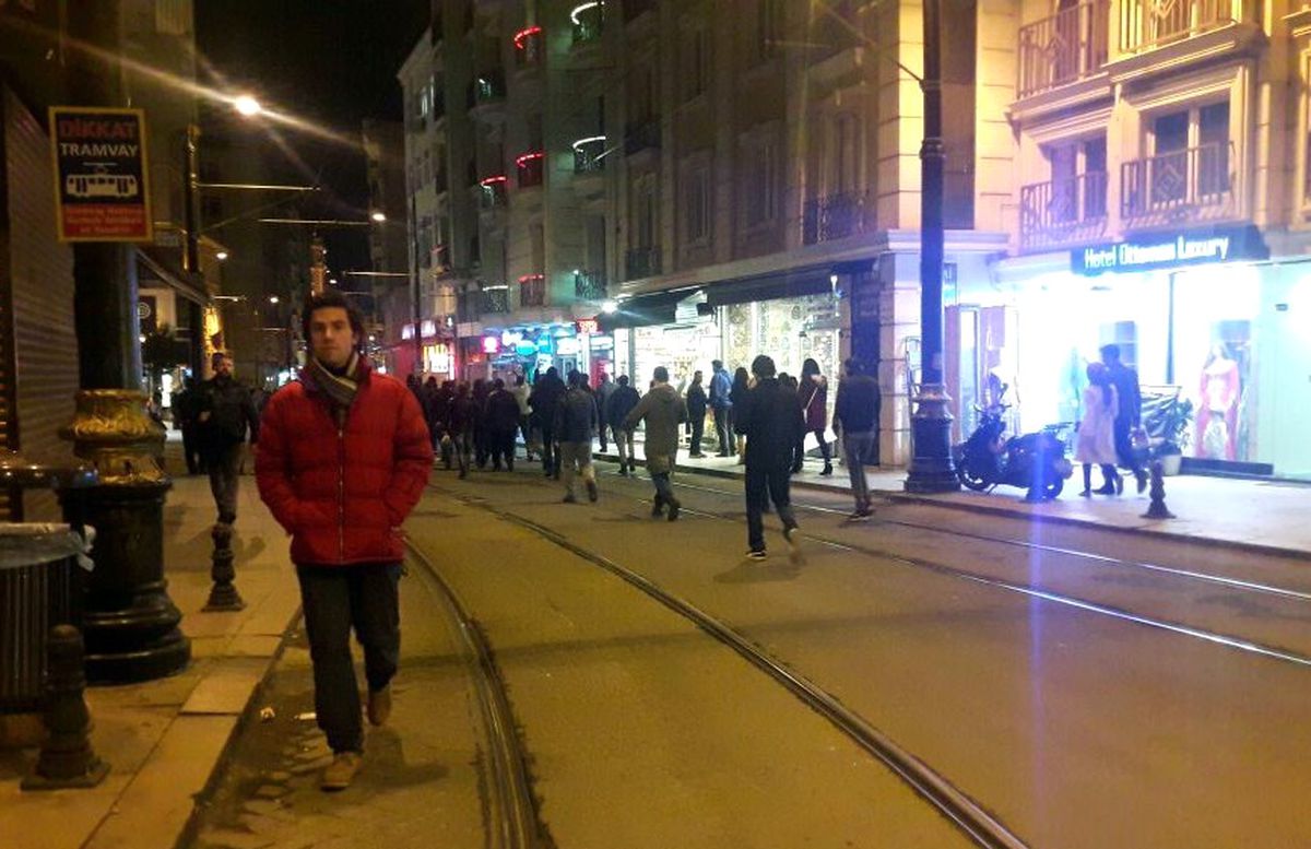 Sirkeci\'de Raydan Çıkan Tramvay Beşiktaş Taraftarını Vurdu