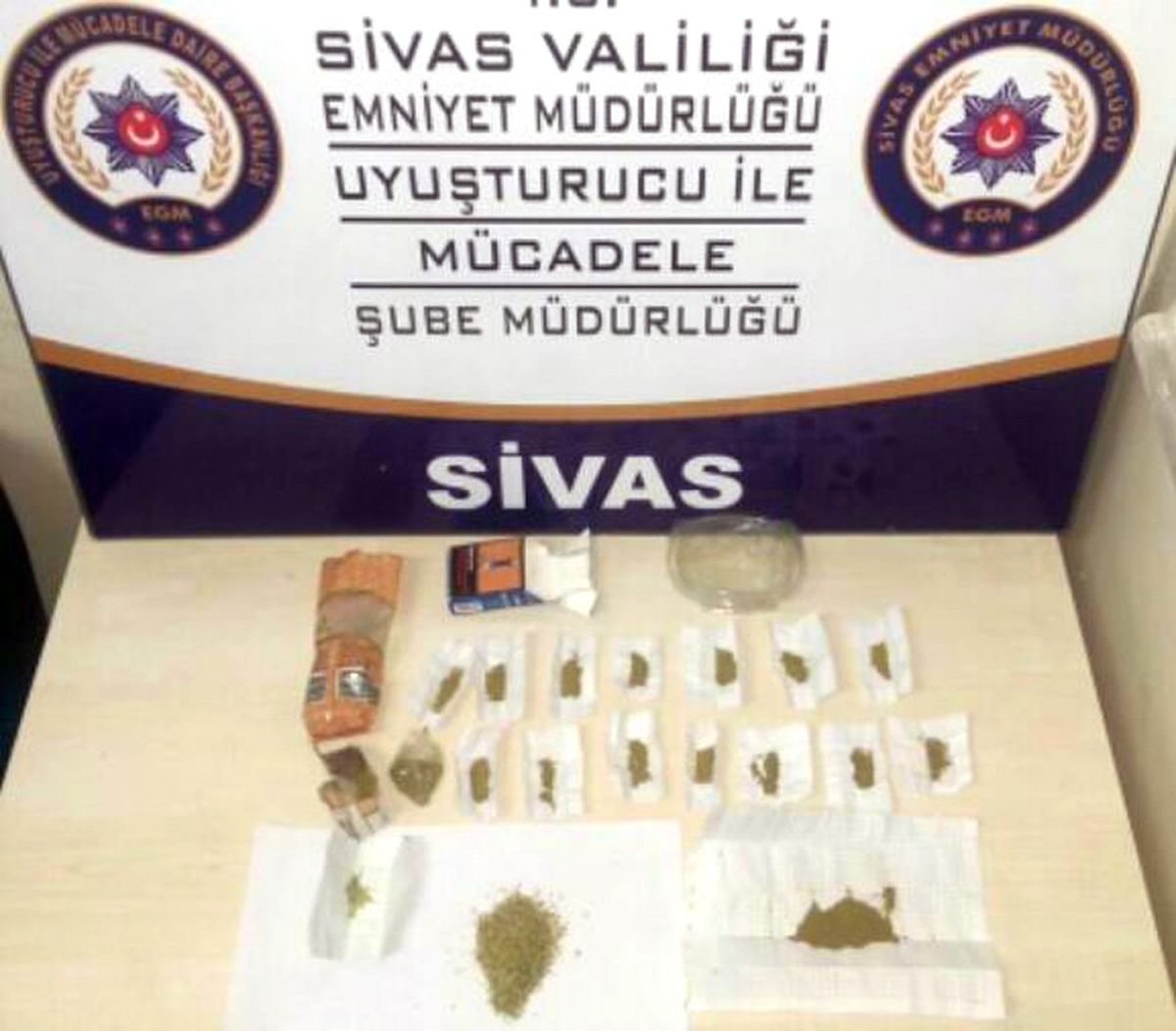 Sivas\'ta Uyuşturucu Operasyonu: 8 Gözaltı