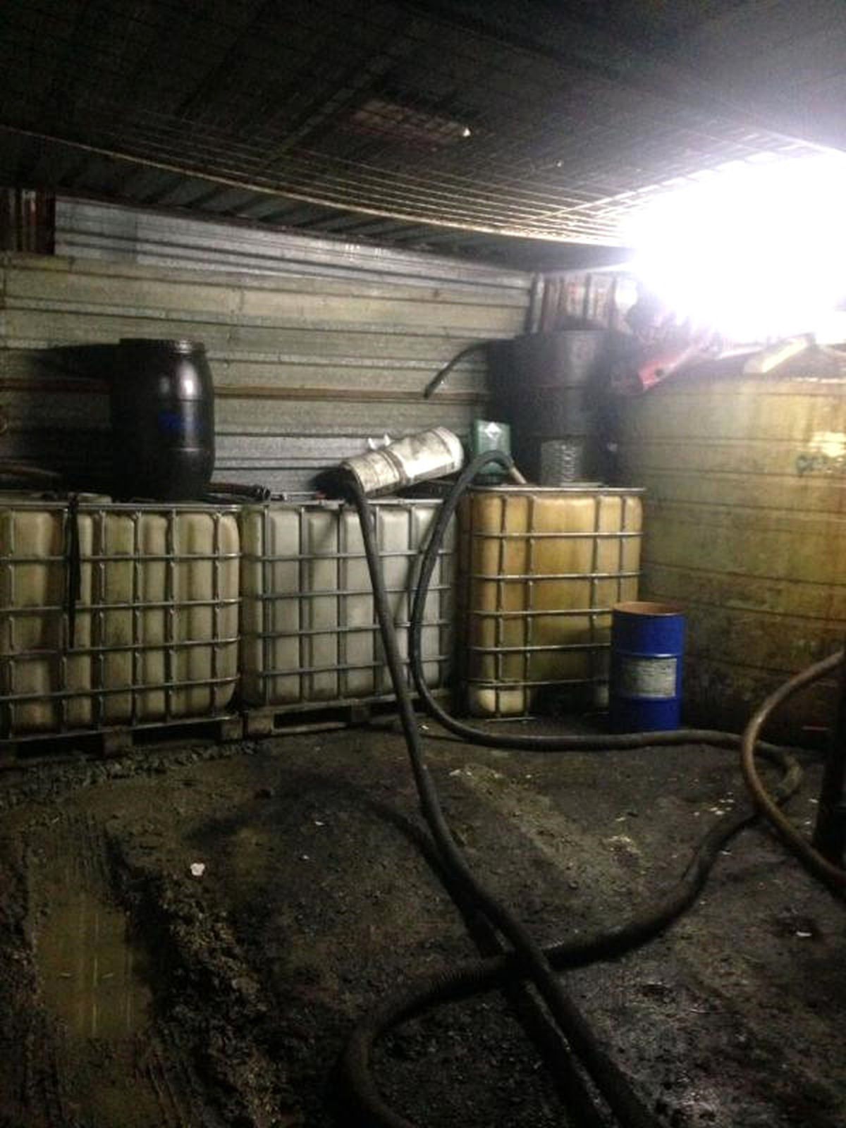 Tır Parkında 13 Bin 700 Litre Kaçak Akaryakıt Ele Geçirildi