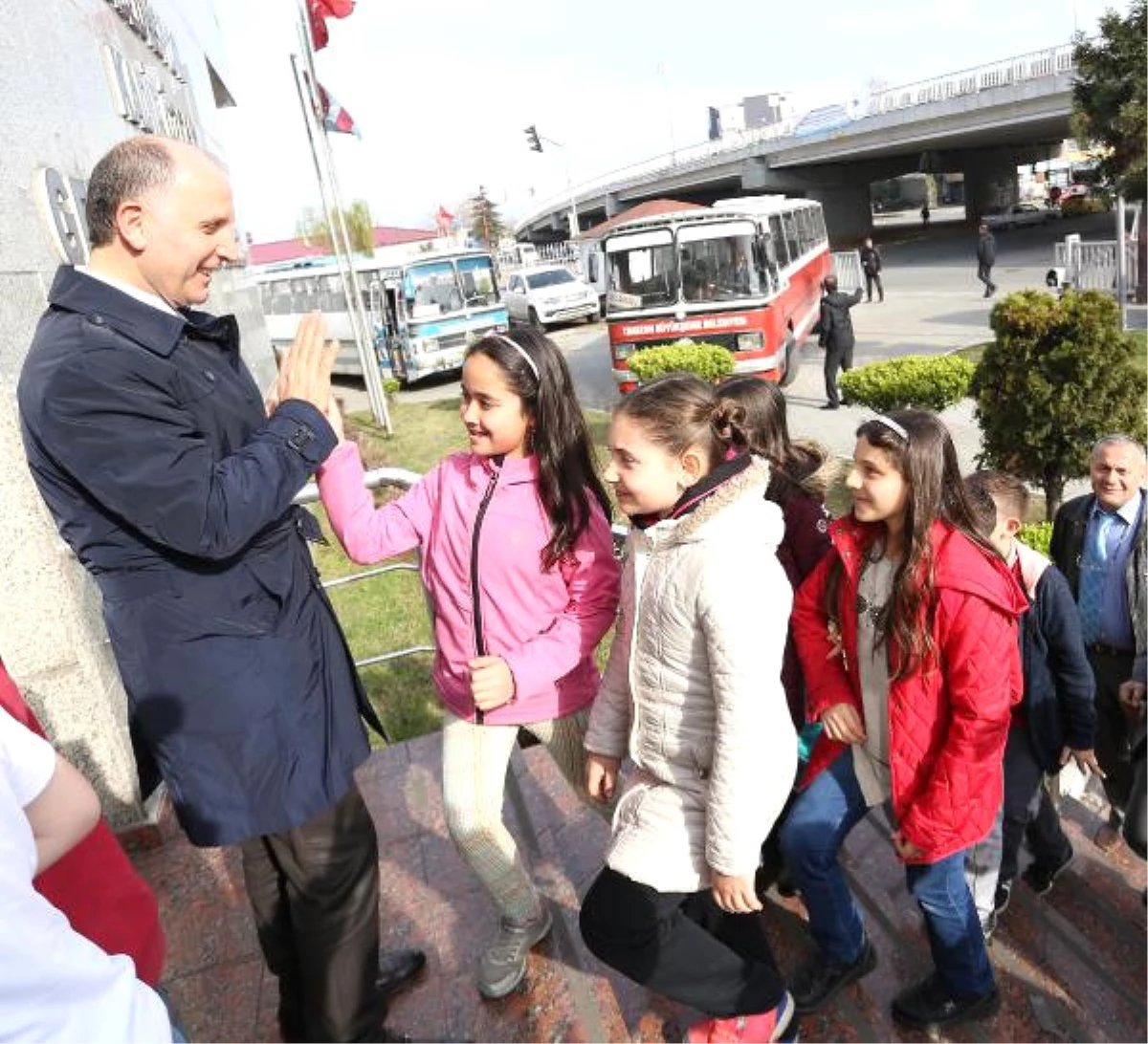 Trabzonspor Başkanı Usta, Küçük Öğrencilerle Tiyatro İzledi