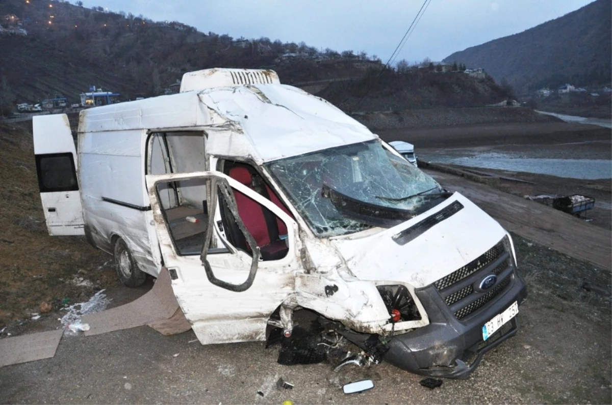 Tunceli\'de Minibüs Trafoya Çarptı: 2 Yaralı