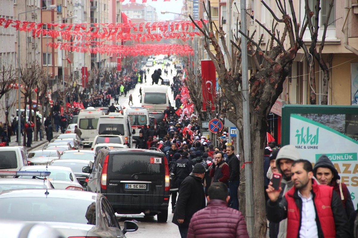 Yüzlerce Vatandaş Cumhurbaşkanı\'nı Görmek İçin Caddeyi Doldurdu