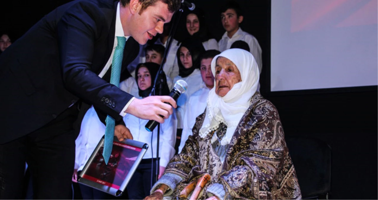90 Yaşındaki Meryem Nine Sahneye Çıktı, Çanakkale Türküsünü Söyledi