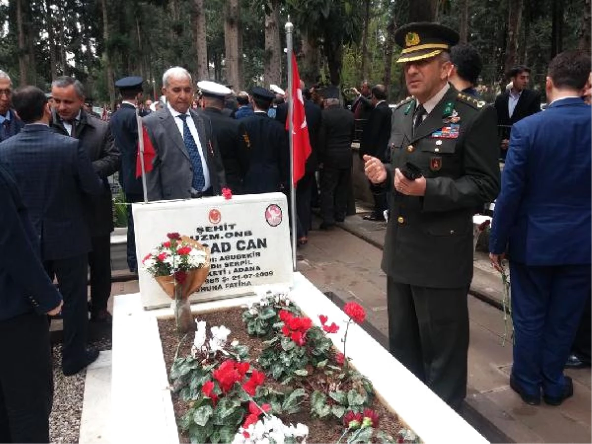 Albay Akkurt, Şehit Askerinin Mezarını Görünce Duygulandı