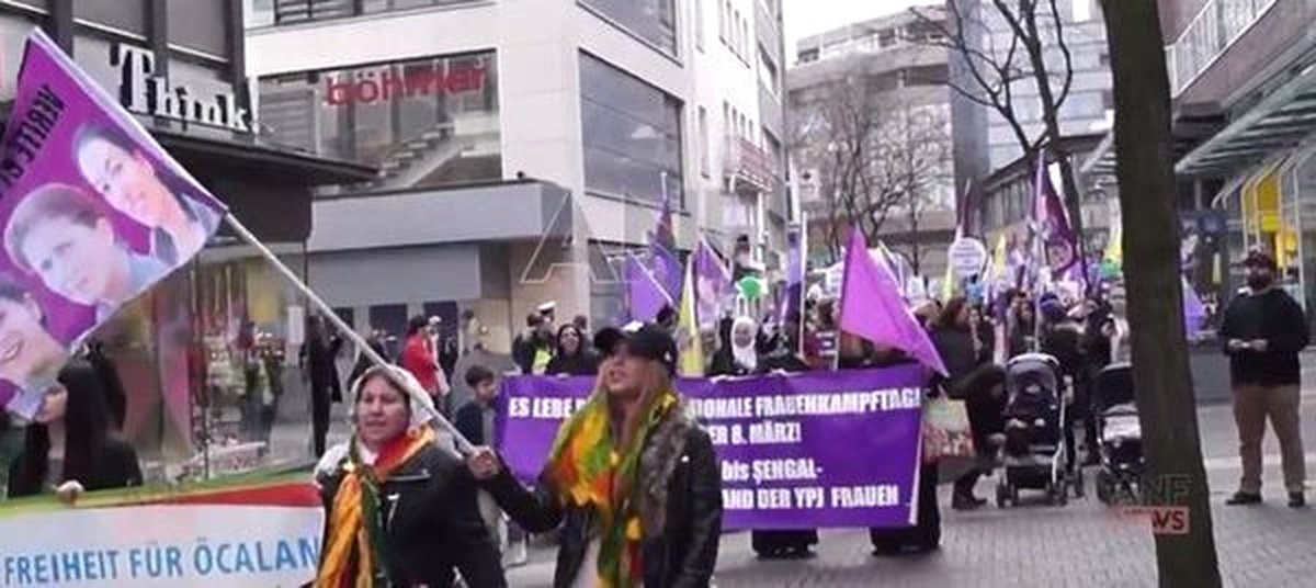 Almanya\'da PKK Yandaşlarından Referanduma \'Hayır\' Yürüyüşü