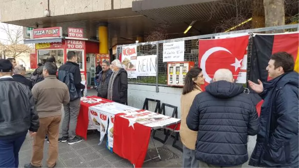 Almanya\'da Referandum Oylaması İçin Kampanyalar Devam Ediyor